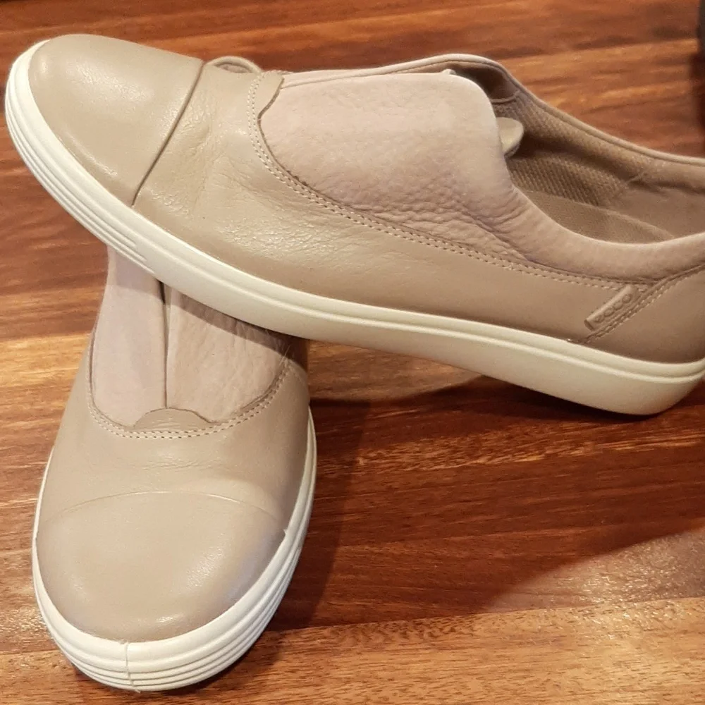 Ecco Soft 7 Womans Slip On Shoes 8-8.5